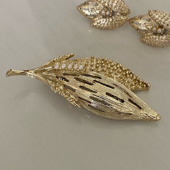 Vintage Brooch and Clip by n Earrings Set - Picture 6 of 7